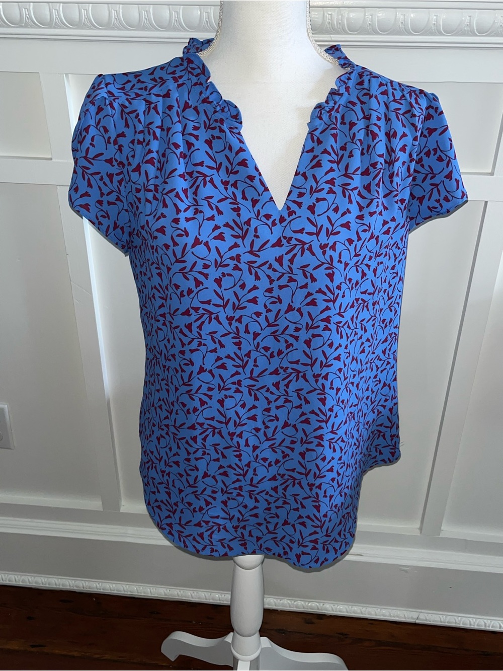 41 Hawthorn Blue Short-Sleeve V-Neck Blouse with Red Leaf Print